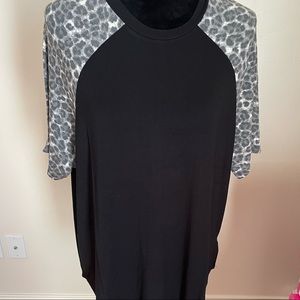 🎀 NEW Women’s Black Gray Short Sleeve Leopard Print Shirt Size XL